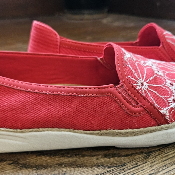 Clarks Women's Elaina Harbor Cherry Red With White Floral Embroidery - Picture 3 of 9